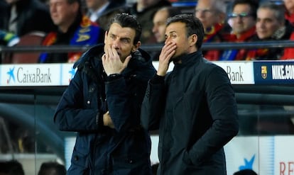 Luis Enrique y Unzue charlan durante el partido.