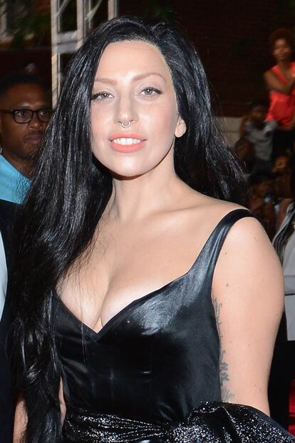 Primer plano de Gaga, con un maquillaje natural y sin estridencias.