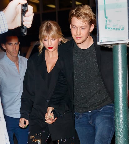 Taylor Swift y Joe Alwyn llegando a un restaurante el 6 de octubre de 2019 en la ciudad de Nueva York.
