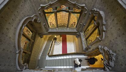 La escalera de entrada de la Casa Felip de Barcelona, en Ausi&agrave;s Marc.