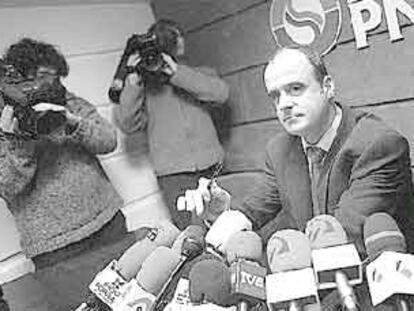 El portavoz del EBB, Joseba Egibar, en la conferencia de prensa que ofreció ayer en San Sebastián.