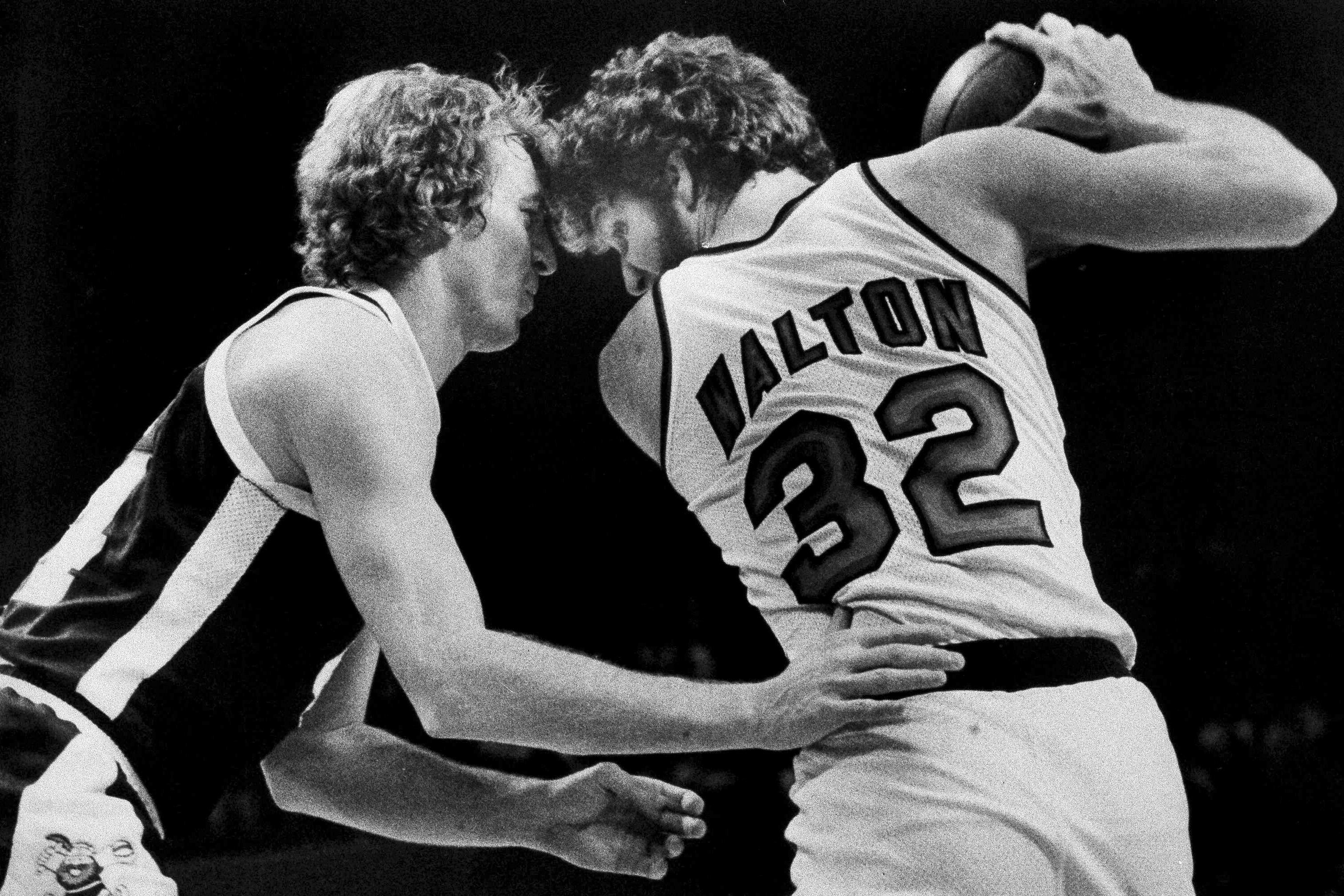 Bill Walton, en un partido de 1978 con los Portland Trail Blazers, ante Dan Issel, de los Denver Nuggets.