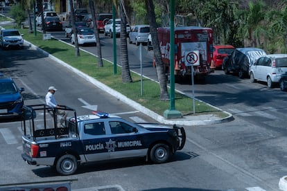 La policía municipal patrulla una mañana de marzo en Huatulco.