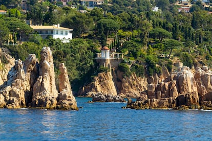 Vista desde el Mediterráneo del jardín botánico Marimurtra, con el el templete de Linneo, en Blanes).