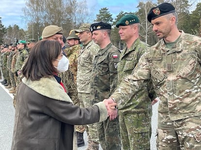 La ministra de Defensa, Margarita Robles, visita a las tropas españolas en la base de Adazi (Letonia) este jueves.