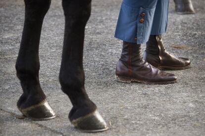 Tanto caballos como jinetes tienen que estar preparados para lucir el máximo esplendor. En la imagen, cascos del caballo y botas del jinete relucientes.