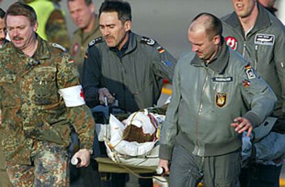 Un soldado alemán herido por la explosión en Kabul de un misil el pasado miércoles es trasladado al hospital a su llegada a Colonia (Alemania).