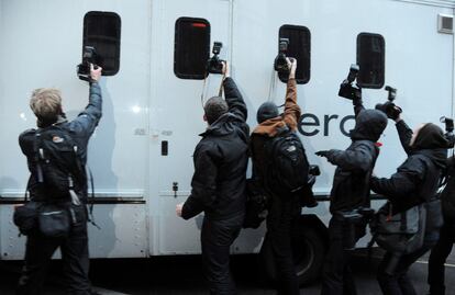 Fotógrafos centran su atención en un furgón policial, por si fuera en su interior el fundador del portal WikiLeaks, Julian Assange.