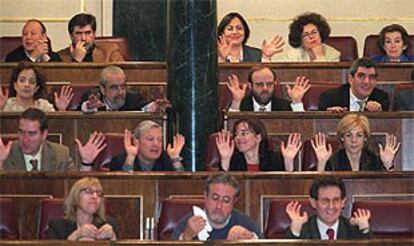 Momento en el que diputados de la oposición alzaban las manos en señal de protesta.
