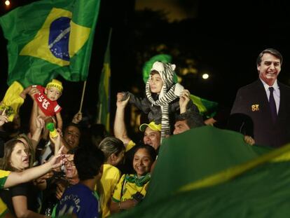 Eleitores de Bolsonaro comemoram a vitória na Esplanada dos Ministérios, em Brasília.