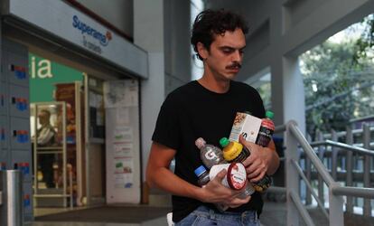 Un hombre lleva la compra en sus brazos el pasado miércoles en Ciudad de México.