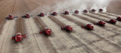 FILE PHOTO: Workers harvest soybeans in a farm in the city of Tangara da Serra in Cuiaba March 27, 2012.  REUTERS/Paulo Whitaker/File Photo