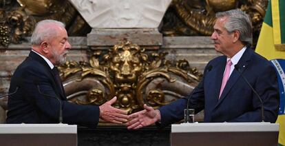 El presidente de Brasil, Luiz Inácio Lula da Silva, y su homólogo argentino, Alberto Fernández, durante la reunión de este lunes en la Casa Rosada.