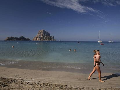 En mayo y junio se encuentran descuentos del 15% para viajar a las playas de Ibiza. En la foto, la cala D'Hort.