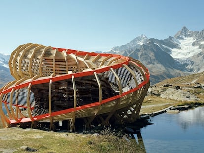 Refugio alpino.
Este pabellón en los Alpes es una rampa con bucle convertida en mirador. Lo construyeron estudiantes del Alice Studio en Suiza.