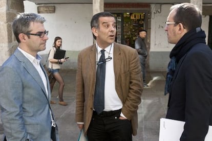 Imagen de Manuel Guede, en el centro, en la presentación de la obra