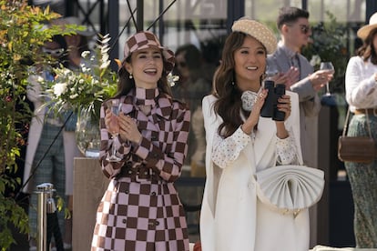 Lily Collins y Ashley Park en una escena de la cuarta temporada de 'Emily in Paris', en 2024.
