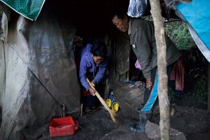 En el reportaje, los habitantes de esta comunidad cuentan que en ocasiones hay vecinos que se acercan a darles comida o plásticos para colocar en los tejados de sus chabolas y protegerse de la lluvia.