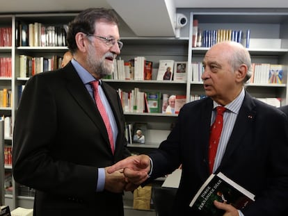 Mariano Rajoy y Jorge Fernández Díaz, durante la presentación del libro de este último en Madrid en octubre de 2019.