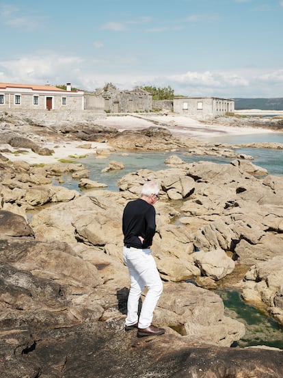 El arquitecto en las rocas que dan a su casa. 