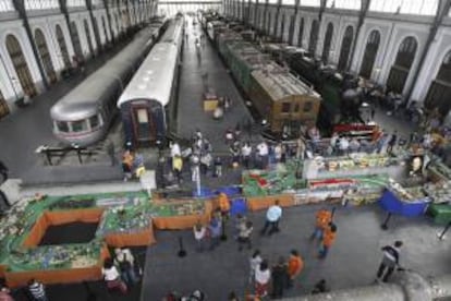 Vista general de la exposición que acoge este fin de semana el Museo del Tren de Madrid con réplicas de trenes, paisajes y pasajeros construidos con piezas de LEGO, que incluye una recreación a escala de la madrileña estación Príncipe Pío, compuesta por más de 18.000 piezas de este popular juego infantil.