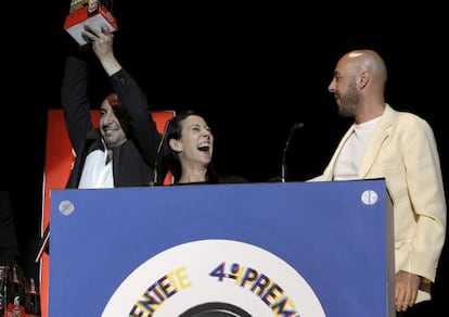 Los integrantes de la banda de m&uacute;sica de Pamplona, El columpio asesino, tras recibir el premio al Mejor artista del a&ntilde;o. 