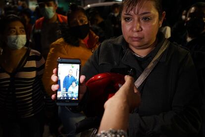 Mujer muestra foto de su esposo en accidente de línea 12 del metro CDMX