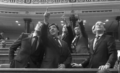 11-09-2013 Los diputados del grupo popular (de izquierda a derecha) Rafael Hernando, José Antonio Bermúdez de Castro, Carlos Floriano y Alfonso Alonso, observan desde sus escaños los chorros de agua en la tribuna de prensa del hemiciclo del Congreso de los Diputados debido a las goteras de la cubierta, que había estado en obras en los meses previos. El pleno se había suspendido hasta las diez de esta mañana por ese motivo.