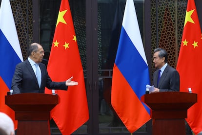 Los ministros de Exteriores de Rusia, Serguéi Lavrov, y China, Wang Yi, en una rueda de prensa este martes en Guilin (China)