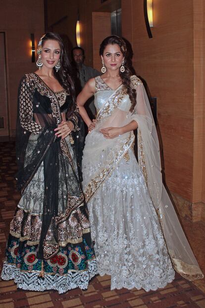 Las faldas bordadas de este par de actrices de Bollywood vestidas por Vikram Phadnis bien podrían haber salido de un desfile de Pucci.