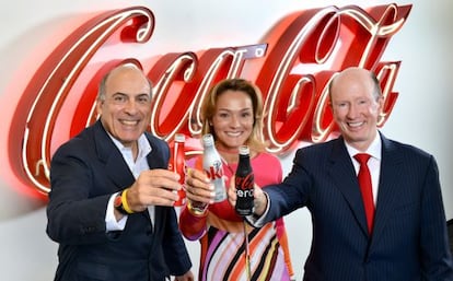La presidenta de la embotelladora española Coca-Cola Iberian Partners, Sol Daurella (centro), con Muhtar Kent, presidente de la multinaciones The Coca-Cola Company (izquierda), y John Brock, presidente de Coca-Cola Enterprises, una de las embotelladoras europeas