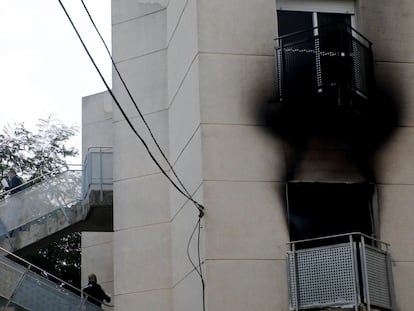 Agentes de la Guardia Civil, en las instalaciones de la residencia de mayores, a primera hora de este miércoles.