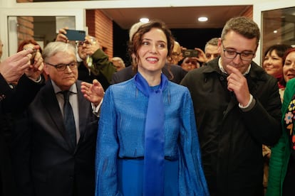 La presidenta de la Comunidad de Madrid, Isabel Díaz Ayuso, acompañada por el alcalde de Ribadeo, Daniel Vega Pérez (dcha.), en el foro de debate organizado por la Fundación Sargadelos, el viernes en Ribadeo (Lugo).