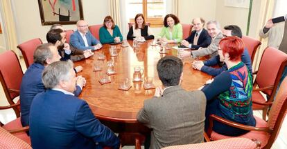 La presidenta de Baleares, Francina Armengol, con plataformas que reclaman una