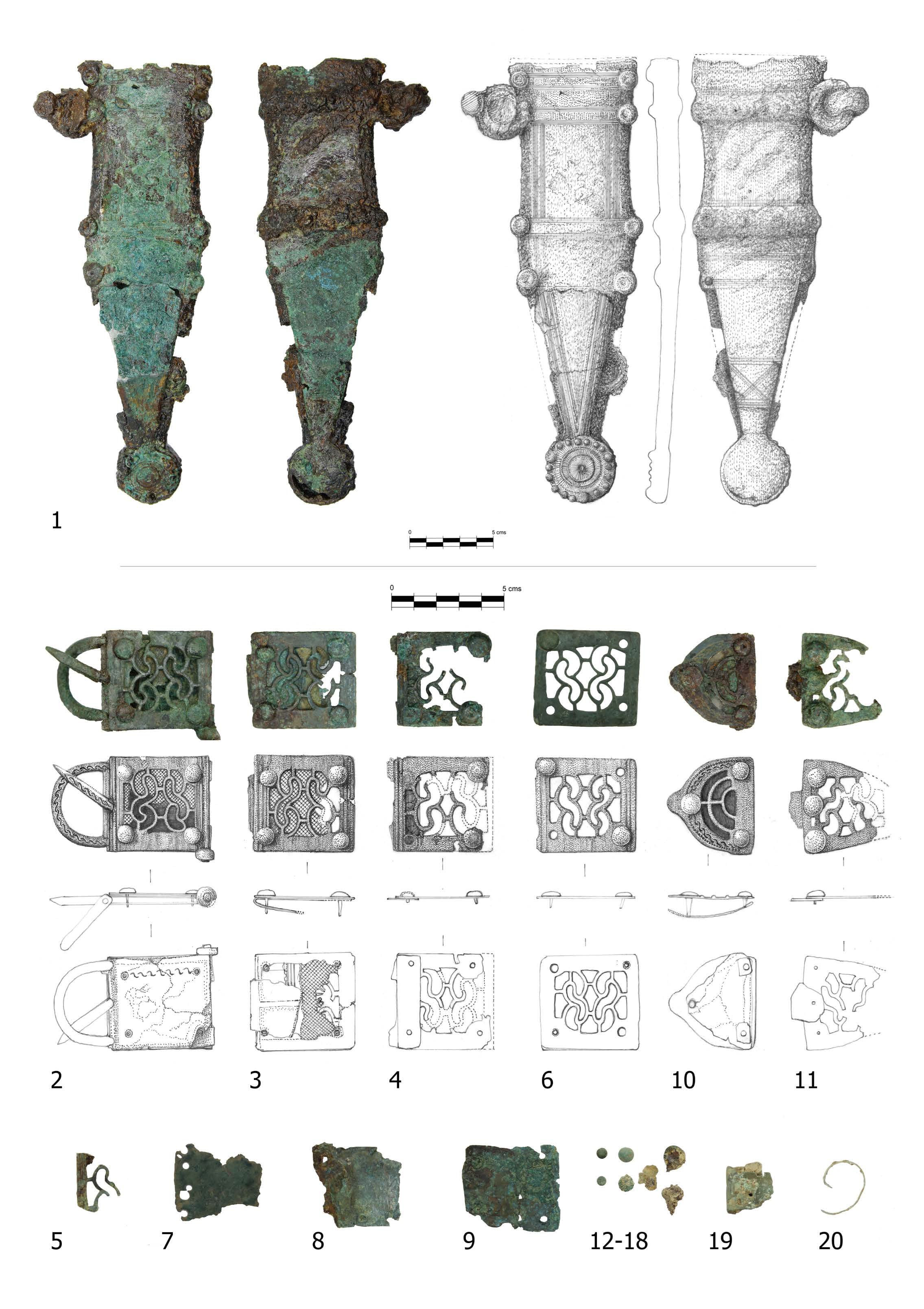 Fotografías y dibujos de las piezas que forman parte del conjunto de cinturón y vaina de filos curvos hallado en la cueva de La Cerrosa-Lagaña.