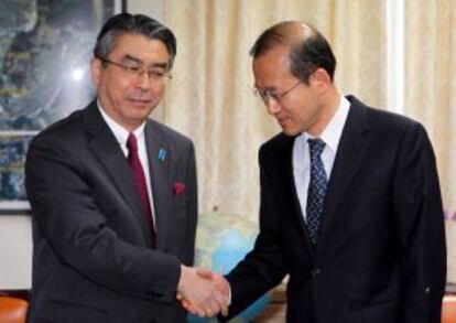 Los enviados surcoreano y japonés a las negociaciones a seis bandas, en una reunión preparatoria de la cumbre de seguridad nuclear.