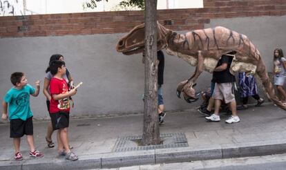 Vecinos de la calle Progrés, con algunos de los animales que han fabricado para la decoración.