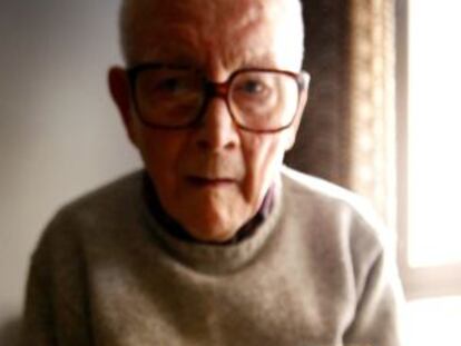 Antonio Ballesta, de 101 años, muestra su documentación de preso
