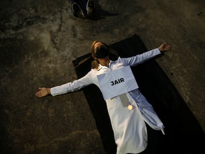 Enfermeira protesta com cartaz em que se lê "Jair", nome de um dos profissionais de saúde mortos pelo coronavírus no Brasil, na segunda.