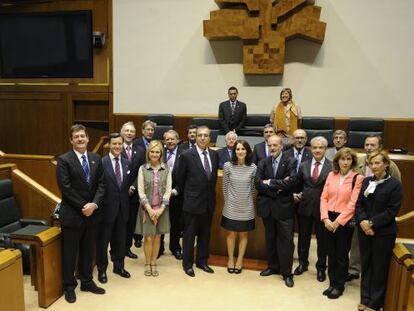 El cuerpo consular de Bilbao, junto a miembros de la Mesa del Parlamento vasco.