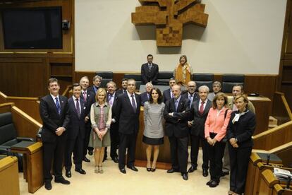 El cuerpo consular de Bilbao, junto a miembros de la Mesa del Parlamento vasco.