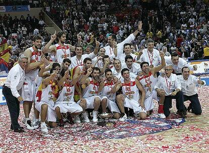 La selección española había hecho hueco en la vitrina para lucir la copa del Eurobasket. Tras un Mundial y una medalla de plata en los Juegos Olímpicos, una generación prodigio de baloncestistas conquista el título que le faltaba.