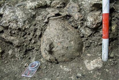 Vasija tapada por una bóveda craneal hallada en la Cueva de la Dehesilla como parte de un ritual neolítico.