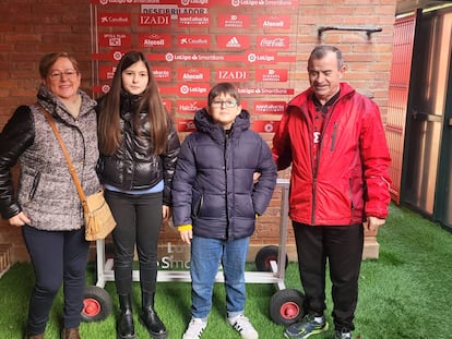 Juana Luque junto a su marido y sus dos nietos.