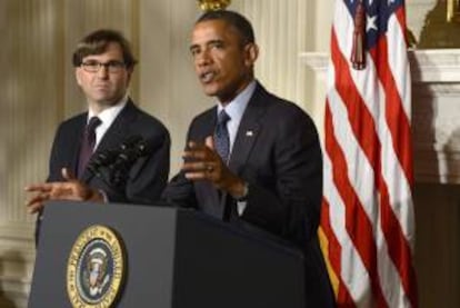 El presidente estadounidense, Barack Obama (d), presenta a Jason Furman, la persona que ha nominado para encabezar el Consejo de Asesores Económicos de la Casa Blanca, en la Casa Blanca en Washington, EE.UU., este 10 de junio.