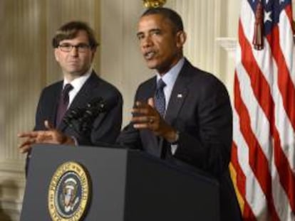 El presidente estadounidense, Barack Obama (d), presenta a Jason Furman, la persona que ha nominado para encabezar el Consejo de Asesores Económicos de la Casa Blanca, en la Casa Blanca en Washington, EE.UU., este 10 de junio.