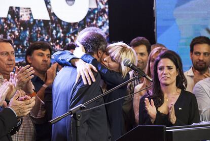 Daniel Scioli, candidato a la Presidencia por el partido gobernante, y su esposa Karina Rabolini abrazados en su sede de campaña en Buenos Aires, Argentina.