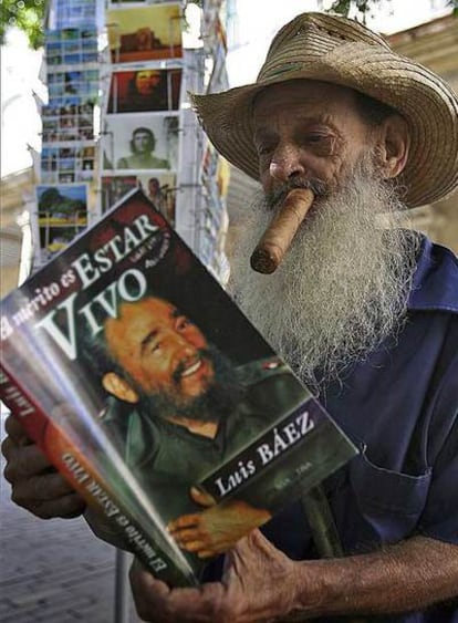 Un hombre lee un libro sobre Castro en La Habana en 2007.