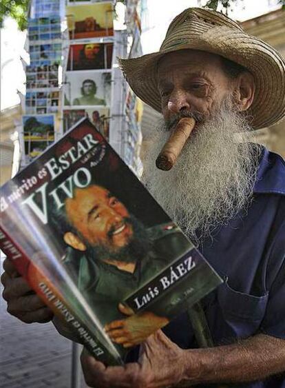 Un hombre lee un libro sobre Castro en La Habana en 2007.