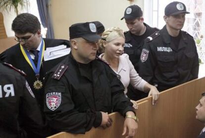 La ex primera ministra ucraniana Yulia Timoshenko (c), acusada de abuso de poder y malversación de fondos públicos, asiste a una sesión del tribunal de Kiev, Ucrania, el pasado miércoles 6 de julio.
